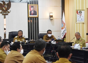 Rapat evaluasi anggaran tahun 2020 yang dilaksanakan bersama Pemerintah Provinsi Gorontalo melalui video Conference dengan Wakil Gubernur Gorontalo, Idris Rahim, di Aula Tinepo Kantor Bupati Gorontalo Utara.(foto.istimewa)