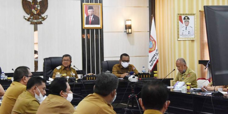 Rapat evaluasi anggaran tahun 2020 yang dilaksanakan bersama Pemerintah Provinsi Gorontalo melalui video Conference dengan Wakil Gubernur Gorontalo, Idris Rahim, di Aula Tinepo Kantor Bupati Gorontalo Utara.(foto.istimewa)