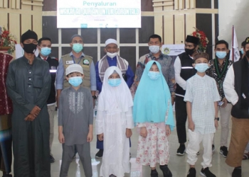 PENYALURAN AL-QUR'AN - Rumah KAMMI Peduli (RKP) bersama beberapa anak panti asuhan dan ketua penerima waqaf Al-Qur'an usai melaksanakan pembukaan dan pelepasan relawan secara resmi di Aula Kantor Walikota Gorontalo, Selasa (26/1/2020).(Ari/gopos)