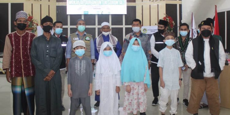 PENYALURAN AL-QUR'AN - Rumah KAMMI Peduli (RKP) bersama beberapa anak panti asuhan dan ketua penerima waqaf Al-Qur'an usai melaksanakan pembukaan dan pelepasan relawan secara resmi di Aula Kantor Walikota Gorontalo, Selasa (26/1/2020).(Ari/gopos)
