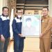 Pemberian cendra mata berupa karikatur dalam rangka anniversary ke-2 gopos.id. (foto.isno/gopos)