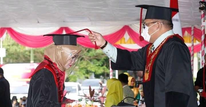 Proses wisudah mahasiswa UNG. Foto: Istimewa.