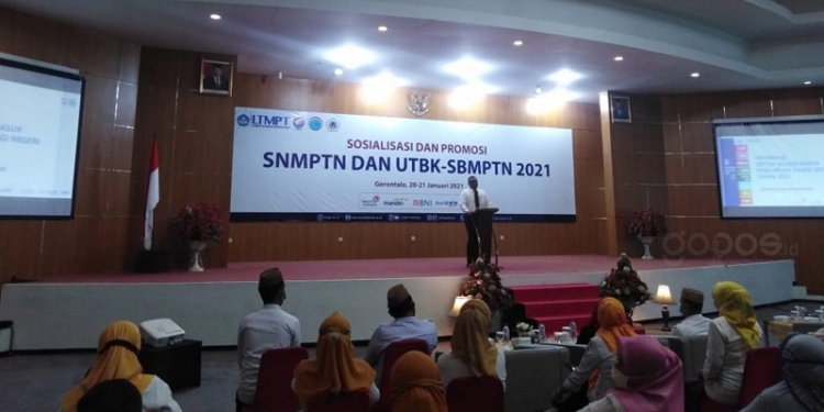 SNMPTN DAN SBMPTN 2021 - Rektor Universitas Negeri Gorontalo, Eduart Wolok saat memberikan sambutan pada kegiatan Sosialisasi dan Promosi SNMPTN DAN UTBK SBMPTN 2021 pada kepala sekolah SMA Se-Provinsi Gorontalo, bertempat di Ballroom Damhil, Rabu (20/01/2021) (rahman/gopos)