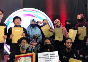 UKIR PRESTASI - Tim PHP2D Prodi Teknik Geologi UNG saat menerima hibah program Holistik Pembinaan dan Pemberdayaan Desa . (Foto Istimewa)