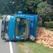 Truk pengangkut kelapa terbalik