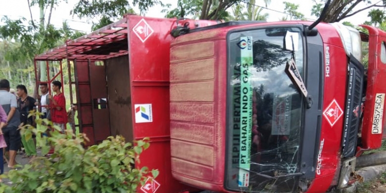 Truk bermuatan gas elpiji sebanyak 562 tabung terbalik di jalan trans Sulawesi Desa Haya-haya, Kabupaten Gorontalo, Rabu (13/1/2021). (istimewa)