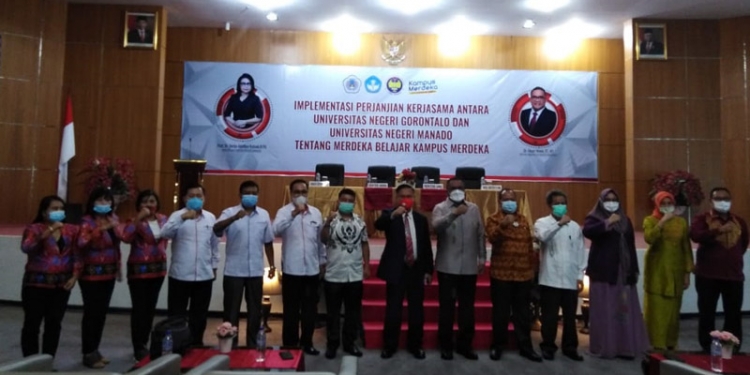 Pimpinan UNG dan Unima berpose bersama pada workshop implementasi kerja sama kampus merdeka, merdeka belajar.(Rahman/gopos)