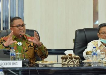 RAPAT KERJA - Rektor UNG bersama Bupati Gorontalo Utara, Pada kegiatan Rapat Kerja BKSU dengan Universitas Negeri Gorontalo terkait dengan pengembangan program Badan kerjasama Utara-Utara (foto Istimewa)