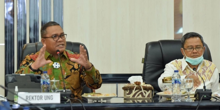 RAPAT KERJA - Rektor UNG bersama Bupati Gorontalo Utara, Pada kegiatan Rapat Kerja BKSU dengan Universitas Negeri Gorontalo terkait dengan pengembangan program Badan kerjasama Utara-Utara (foto Istimewa)
