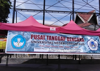 TANGGAP BENCANA- Posko utama Peduli Sulbar, Kalsel, dan Sulut didepan gerbang Kampus Universitas Negeri Gorontalo yang didirikan oleh Pusat Tanggap Bencana Universitas Negeri Gorontalo. (rahman/gopos)