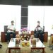 Kepala Dinas Dikbupora Provinsi Gorontalo, Wahyudin Katili saat bertemu Rektor UNG, Eduart Wolok. (Foto Istimewa)