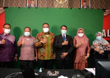 Rektor UNG, Eduart Wolok, (kemeja batik), hadir pada sidang doktoral . Dr. Noval Sufriyanto Talani, S.Sn, M.Ds, M.Si.(istimewa)