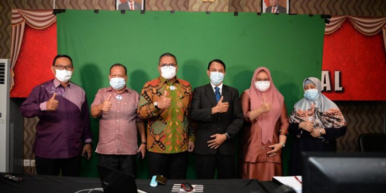 Rektor UNG, Eduart Wolok, (kemeja batik), hadir pada sidang doktoral . Dr. Noval Sufriyanto Talani, S.Sn, M.Ds, M.Si.(istimewa)