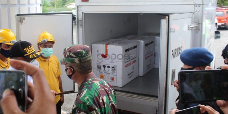 Sebanyak 9.760 dosis vaksin covid-19 tiba di Gorontalo, Kamis (7/1/2021). (putra/gopos)