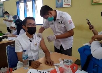 VAKSINASI COVID - Kepala Puskesmas Suwawa Tengah Abis Ihsan, S.KM saat dilakukan vaksinasi di Rumah Sakit Toto Kabila (foto istimewa)