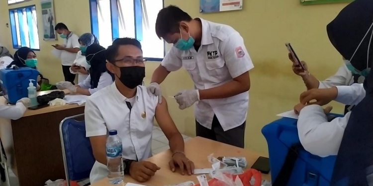 VAKSINASI COVID - Kepala Puskesmas Suwawa Tengah Abis Ihsan, S.KM saat dilakukan vaksinasi di Rumah Sakit Toto Kabila (foto istimewa)