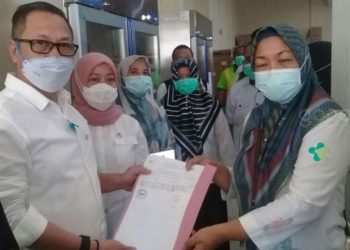 Plt Asisten II Kabupaten Bone Bolango, Jusni Bolilio yang didamping Kepala Dinas Kesehatan Kabupaten Bone Bolango dr. Meyrin Kadir menerima penyerahan vaksin Sinovac dari Dinas Kesehatan Provinsi Gorontalo. (indra/gopos)