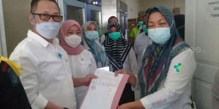 Plt Asisten II Kabupaten Bone Bolango, Jusni Bolilio yang didamping Kepala Dinas Kesehatan Kabupaten Bone Bolango dr. Meyrin Kadir menerima penyerahan vaksin Sinovac dari Dinas Kesehatan Provinsi Gorontalo. (indra/gopos)