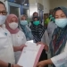 Plt Asisten II Kabupaten Bone Bolango, Jusni Bolilio yang didamping Kepala Dinas Kesehatan Kabupaten Bone Bolango dr. Meyrin Kadir menerima penyerahan vaksin Sinovac dari Dinas Kesehatan Provinsi Gorontalo. (indra/gopos)