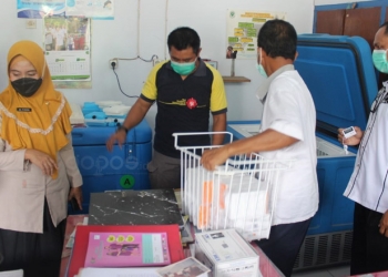 Proses Penyimpanan Vaksin Sinovac dilakukan petugas kesehatan puskesmas Limboto. (Putra/Gopos)