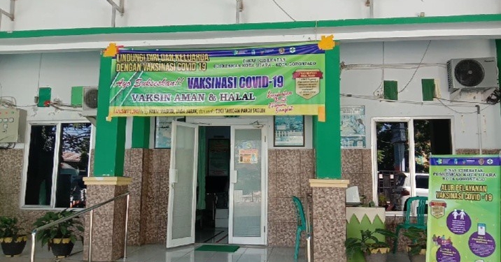 Puskesmas Kota Utara yang tengah melakukan suntik vaksin Covid-19 kepada tenaga kesehatan. Foto: Aldy/gopos.