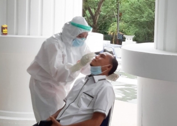 Seluruh anggota dan pegawai DPRD Provinsi Gorontalo jalani Swab Test-PCR Massal. Foto: Istimewa.