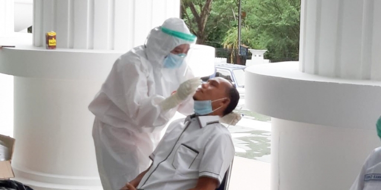 Seluruh anggota dan pegawai DPRD Provinsi Gorontalo jalani Swab Test-PCR Massal. Foto: Istimewa.