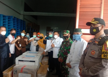 Forum Koordinasi Pimpinan Daerah (Forkopimda) Kota Gorontalo terima 4.520 dosis Vaksin Covid-19 dari Pemerintah Provinsi Gorontalo. Foto: Aldy/gopos.