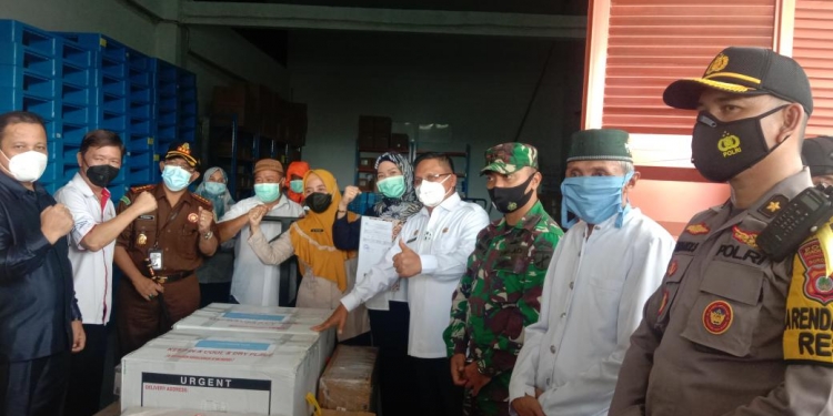 Forum Koordinasi Pimpinan Daerah (Forkopimda) Kota Gorontalo terima 4.520 dosis Vaksin Covid-19 dari Pemerintah Provinsi Gorontalo. Foto: Aldy/gopos.