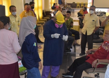 Wakil Bupati Pohuwato, Amin Haras, menjalani swab test, Kamis (7/1/2021). (humas Pohuwato)