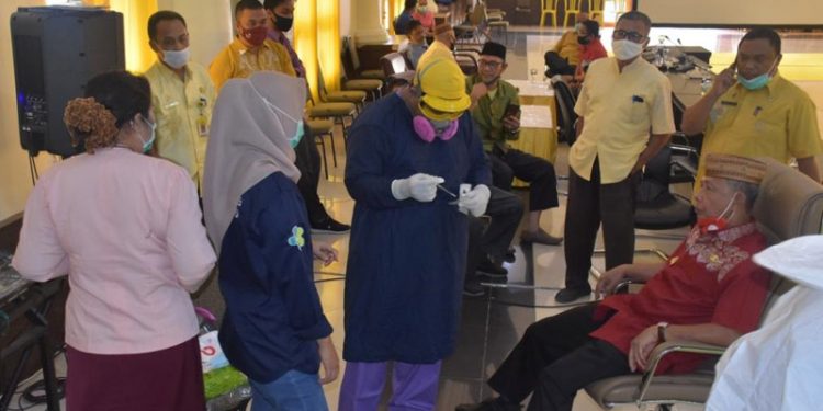 Wakil Bupati Pohuwato, Amin Haras, menjalani swab test, Kamis (7/1/2021). (humas Pohuwato)