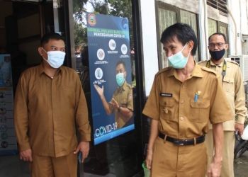 Bupati Kabupaten Gorontalo, saat menyambangi Dinas Kominfo guna memeriksa protokol kesehatan. Foto: Putra/gopos.