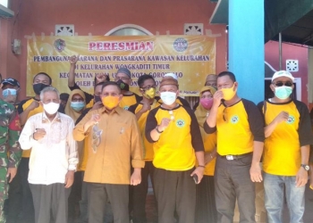 Wali Kota Gorontalo, Marten Taha (Ketiga kiri) bersama Plt Sekretaris DPRD Kota Gorontalo, Sutarto (kedua kiri) berpose bersama pada peresmian sarana dan prasana kelurahan di Kelurahan Wongkaditi Timur, Kota Gorontalo, Kamis (14/1/2021). (sari/gopos)