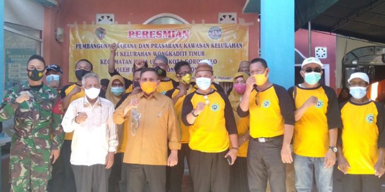 Wali Kota Gorontalo, Marten Taha (Ketiga kiri) bersama Plt Sekretaris DPRD Kota Gorontalo, Sutarto (kedua kiri) berpose bersama pada peresmian sarana dan prasana kelurahan di Kelurahan Wongkaditi Timur, Kota Gorontalo, Kamis (14/1/2021). (sari/gopos)