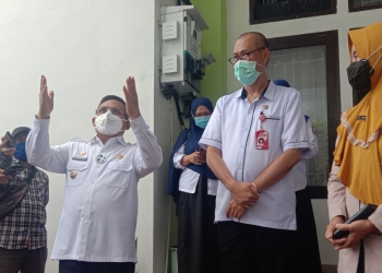Wali Kota Gorontalo bersama Dinas Kesehatan Provinsi Gorontalo, saat menyambut kedatangan Vaksin Covid-19 di Kota Gorontalo. Foto: Aldy/gopos.