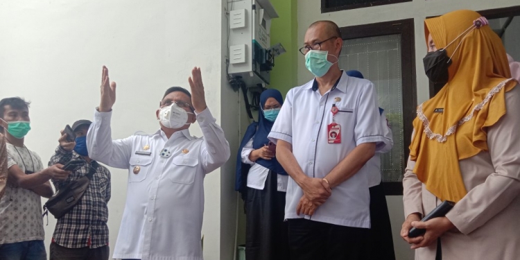 Wali Kota Gorontalo bersama Dinas Kesehatan Provinsi Gorontalo, saat menyambut kedatangan Vaksin Covid-19 di Kota Gorontalo. Foto: Aldy/gopos.