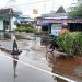 Kondisi ruas jalan yang menghubungkan Kabupaten Blitar dengan Kabupaten Tulungagung yang mengalami kerusakan. (foto: gopos)