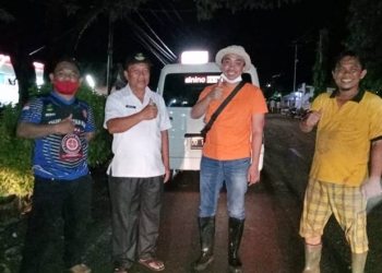 Aleg DPRD Provinsi Gorontalo bersama ayahanda Mokonowu dan Kadis Sosial Gorut meninjau lokasi banjir di Gorontalo Utara. (istimewa)