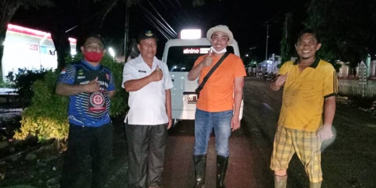 Aleg DPRD Provinsi Gorontalo bersama ayahanda Mokonowu dan Kadis Sosial Gorut meninjau lokasi banjir di Gorontalo Utara. (istimewa)