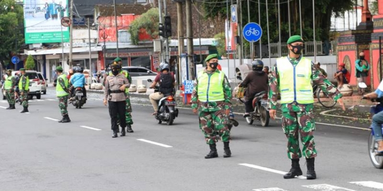 Operasi Yustisi oleh tim gabungan di depan Taman Pecut, kota Blitar. foto: istimewa