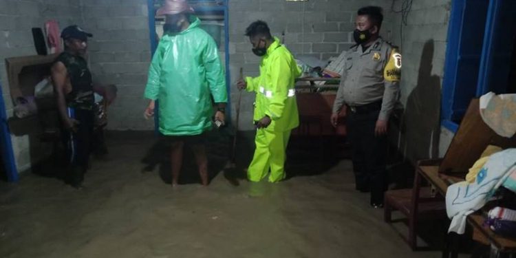 Hujan deras yang mengguyur wilayah Kabupaten Gorontalo berdampak terhadap warga di Dusun IV, Desa Hutabohu, Kecamatan Limboto Barat, Kabupaten Gorontalo, Kamis (14/1/2021). (foto; istimewa)