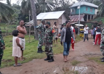 Petugas gabungan TNI-Polri menggerebek praktik judi sabung ayam di Desa Bolango Raya, Kecamatan Tomilito, Kabupaten Gorontalo Utara, Jumat (15/1/2021). (isno/gopos)