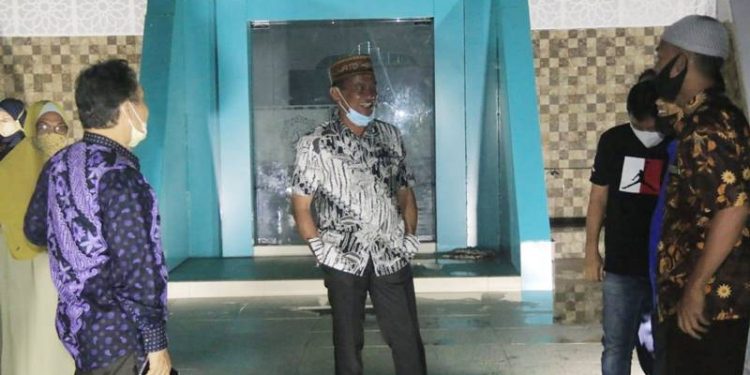 Bupati Kabupaten Pohuwato, Syarif Mbuinga bersama rombongan UMGo mengunjungi wisata masjid sujud, Jumat (15/1/2021) (azhar/gopos)