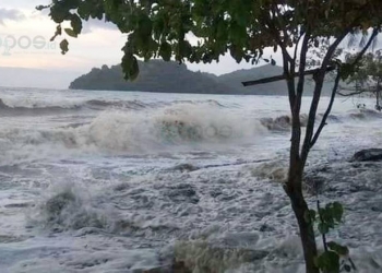 Kondisi gelombang tinggi di  perairan Gorontalo Utara, Sabtu (16/1/2021) (istimewa)