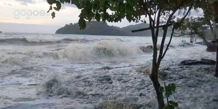 Kondisi gelombang tinggi di  perairan Gorontalo Utara, Sabtu (16/1/2021) (istimewa)