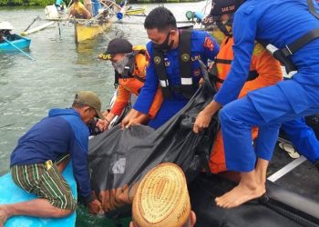 Proses evakuasi korban tenggelam di Kecamatan Wanggarasi, Kabupaten Pohuwato,