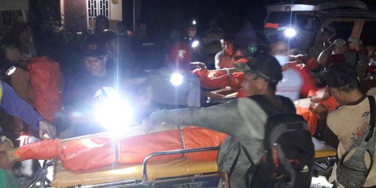 Proses evakuasi dua korban asal Kabupaten Gorontalo yang tewas di wilayah pertambangan ilegal Pohuwato
