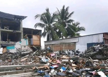 Kondisi rumah warga rata dengan tanah setelah diterjang gempa magnitudo 6,2. (BNPB)
