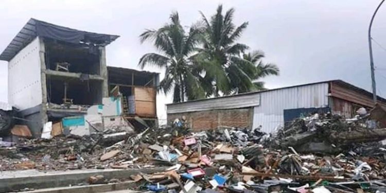 Kondisi rumah warga rata dengan tanah setelah diterjang gempa magnitudo 6,2. (BNPB)