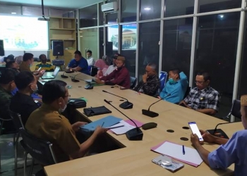 Komisi 1 DPRD Kabupaten Gorontalo saat menggelar Rapat evaluasi terkait pelaksanaan tahapan Pilkades, yang berlangsung di ruang Rapat DPRD Kabupaten Gorontalo, Senin (18/1/2021). (ramlan/gopos).